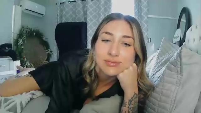 Image 3 of tizzlelizzle Stream on Chaturbate on 13 months ago