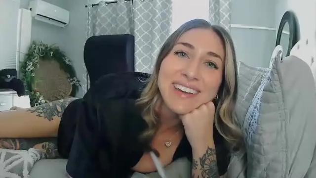 Image 4 of tizzlelizzle Stream on Chaturbate on 13 months ago