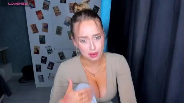 Image 7 of top_twins Stream on Chaturbate on 7 months ago