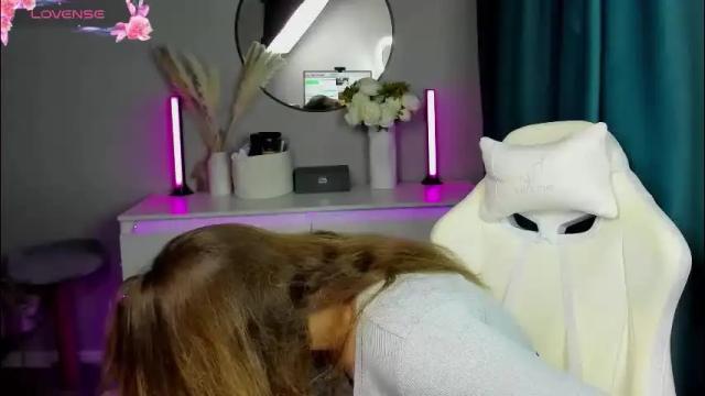 Image 2 of top_twins Stream on Chaturbate on 5 months ago