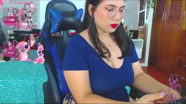 Image 2 of trixiecurv Stream on Chaturbate on 1 month ago
