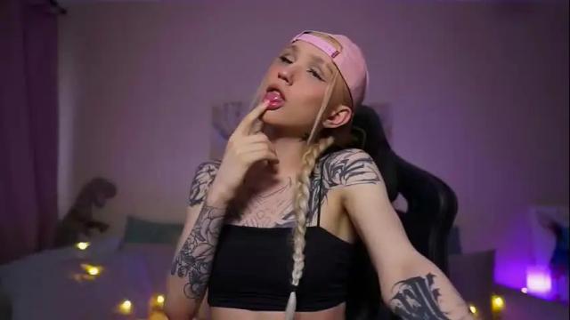 Image 7 of twiinkie_pie Stream on Chaturbate on 1 month ago