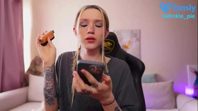 Image 3 of twiinkie_pie Stream on Chaturbate on 1 month ago