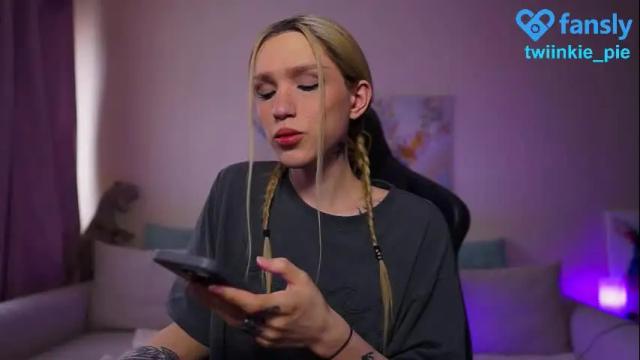 Image 4 of twiinkie_pie Stream on Chaturbate on 1 month ago