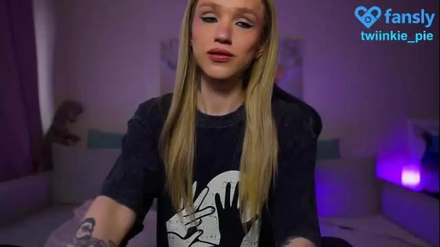 Image 6 of twiinkie_pie Stream on Chaturbate on 1 month ago