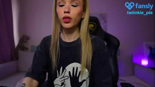 Image 8 of twiinkie_pie Stream on Chaturbate on 1 month ago