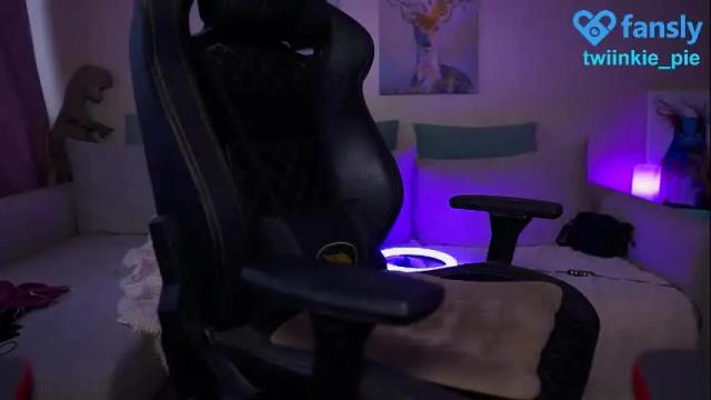 Image 6 of twiinkie_pie Stream on Chaturbate on 23 days ago