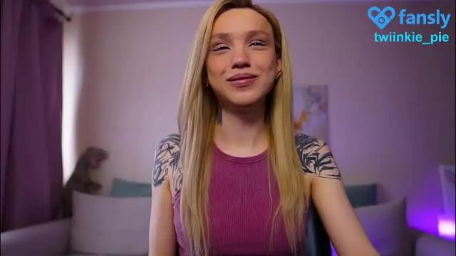 Image 3 of twiinkie_pie Stream on Chaturbate on 2 months ago