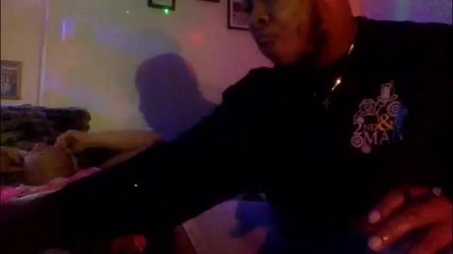 Image 4 of twinandlea Stream on Chaturbate on 2 months ago