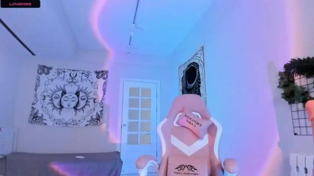 Image 6 of uhhottie Stream on Chaturbate on 16 months ago