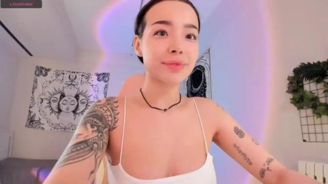 Image 2 of uhhottie Stream on Chaturbate on 15 months ago