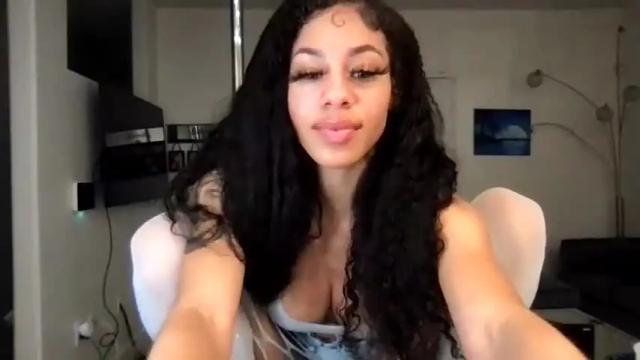 Image 10 of uhlexissmuhree811573 Stream on Chaturbate on 15 months ago