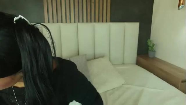 Image 4 of vaiolet_rb Stream on Chaturbate on 2 days ago