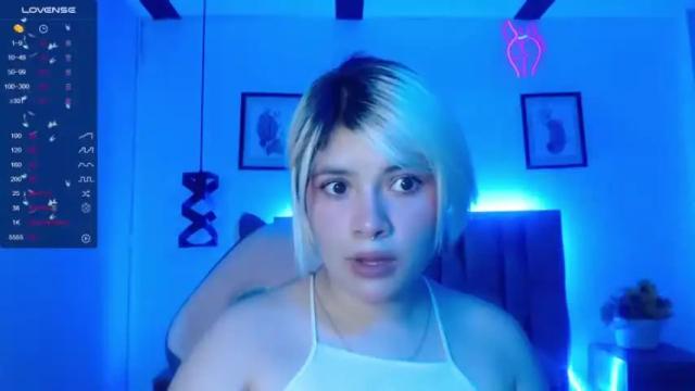 Image 4 of valadium_rosse_ Stream on Chaturbate on 16 months ago