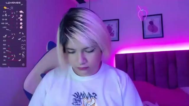 Image 3 of valadium_rosse_ Stream on Chaturbate on 16 months ago