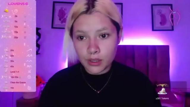 Image 4 of valadium_rosse_ Stream on Chaturbate on 14 months ago