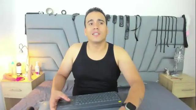 Image 6 of vale_n_matt Stream on Chaturbate on 26 days ago