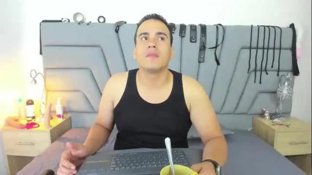 Image 7 of vale_n_matt Stream on Chaturbate on 26 days ago