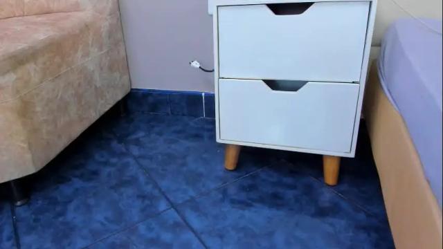 Image 11 of valen_white Stream on Chaturbate on 8 months ago