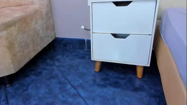 Image 7 of valen_white Stream on Chaturbate on 8 months ago