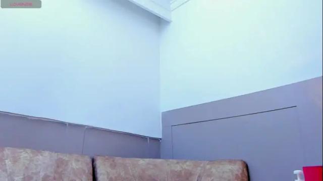 Image 2 of valen_white Stream on Chaturbate on 8 months ago