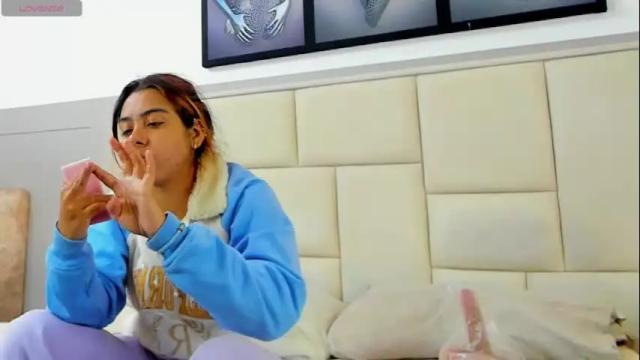 Image 8 of valen_white Stream on Chaturbate on 7 months ago