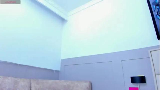 Image 7 of valen_white Stream on Chaturbate on 7 months ago