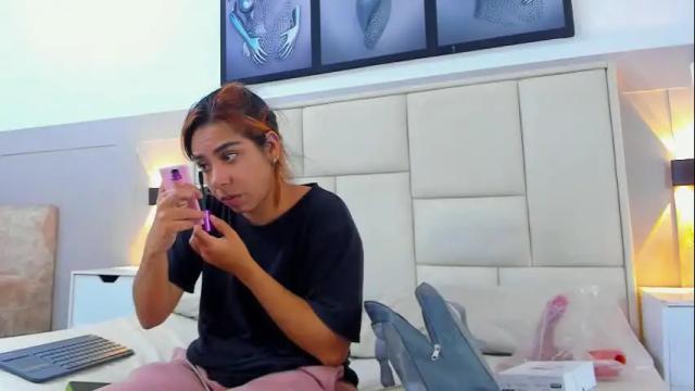 Image 2 of valen_white Stream on Chaturbate on 7 months ago