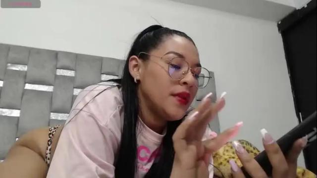 Image 4 of valenfiorinni Stream on Chaturbate on 29 days ago