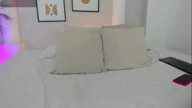 Image 10 of valenn__smith Stream on Chaturbate on 3 months ago