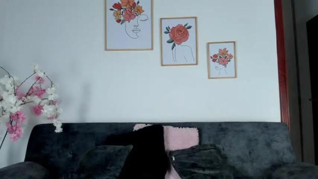 Image 3 of valentina_king18 Stream on Chaturbate on 13 months ago