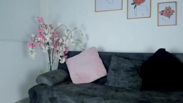 Image 2 of valentina_king18 Stream on Chaturbate on 13 months ago