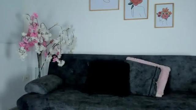 Image 2 of valentina_king18 Stream on Chaturbate on 13 months ago