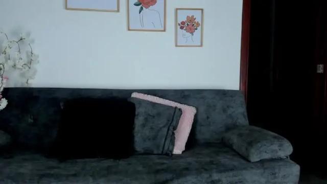 Image 3 of valentina_king18 Stream on Chaturbate on 13 months ago