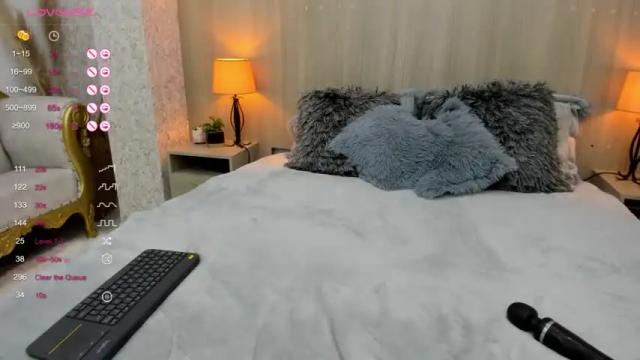 Image 2 of valentina_robertson Stream on Chaturbate on 13 months ago