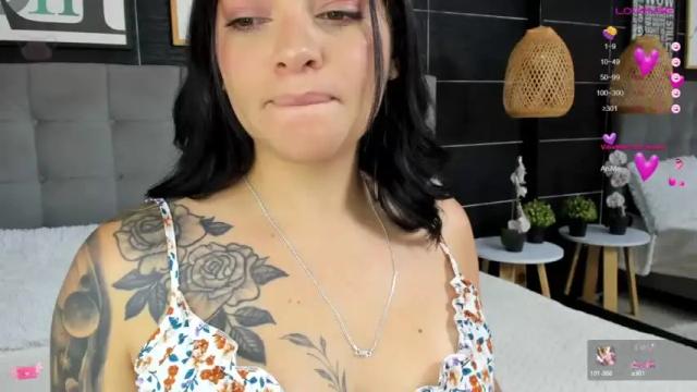 Image 7 of valentine_white Stream on Chaturbate on 14 months ago