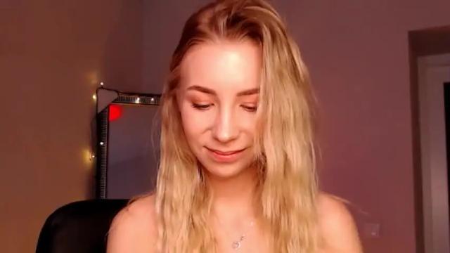 Image 4 of valeria_shydreamer Stream on Chaturbate on 16 months ago