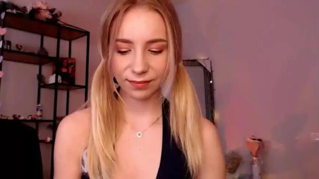 Image 2 of valeria_shydreamer Stream on Chaturbate on 15 months ago