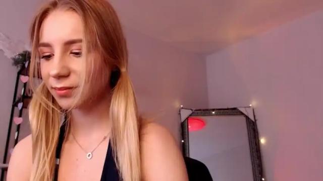Image 8 of valeria_shydreamer Stream on Chaturbate on 15 months ago