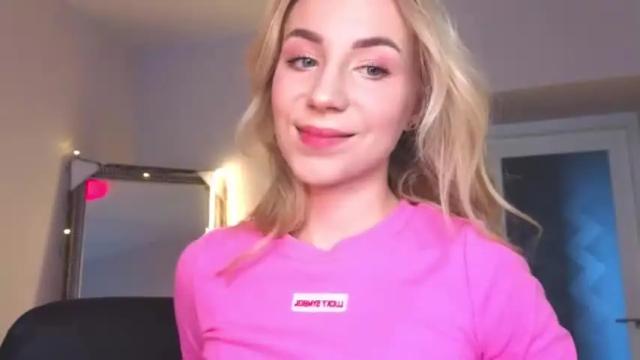 Image 3 of valeria_shydreamer Stream on Chaturbate on 14 months ago