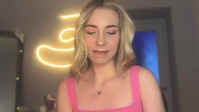 Image 10 of valeria_shydreamer Stream on Chaturbate on 14 months ago