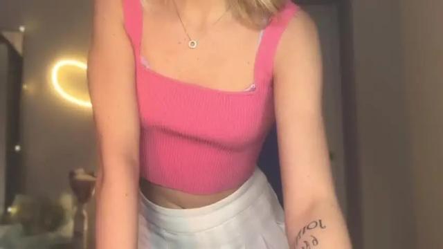 Image 2 of valeria_shydreamer Stream on Chaturbate on 14 months ago