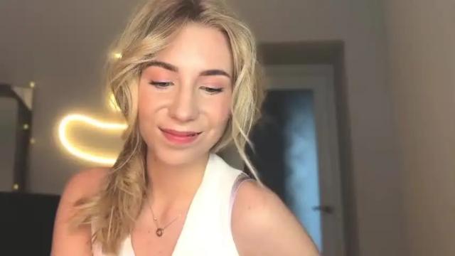 Image 10 of valeria_shydreamer Stream on Chaturbate on 14 months ago