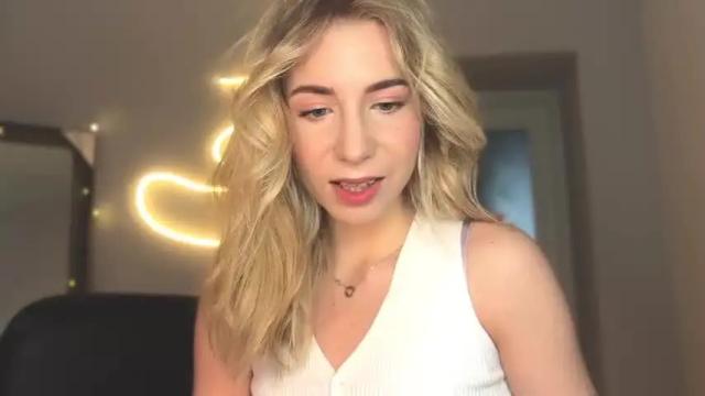 Image 3 of valeria_shydreamer Stream on Chaturbate on 14 months ago