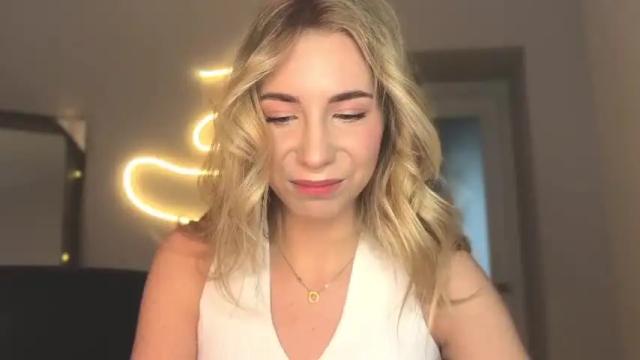 Image 4 of valeria_shydreamer Stream on Chaturbate on 14 months ago