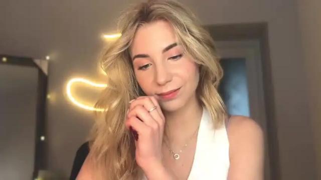 Image 8 of valeria_shydreamer Stream on Chaturbate on 14 months ago