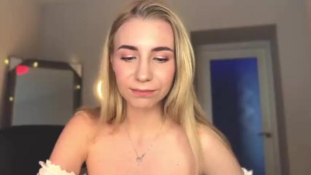 Image 10 of valeria_shydreamer Stream on Chaturbate on 14 months ago