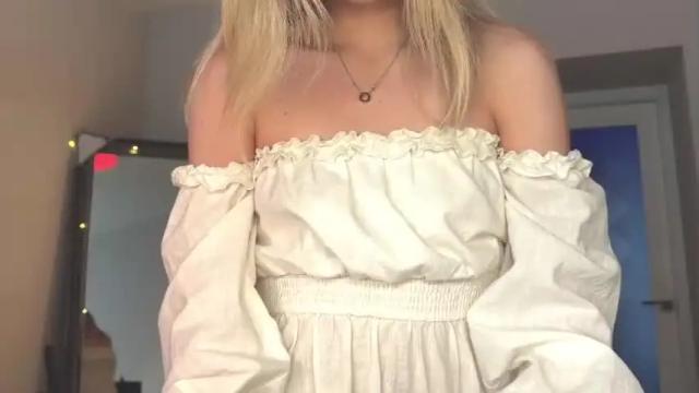 Image 2 of valeria_shydreamer Stream on Chaturbate on 14 months ago