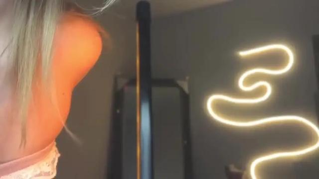 Image 4 of valeria_shydreamer Stream on Chaturbate on 14 months ago