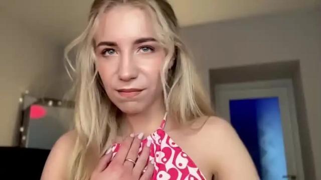 Image 10 of valeria_shydreamer Stream on Chaturbate on 14 months ago